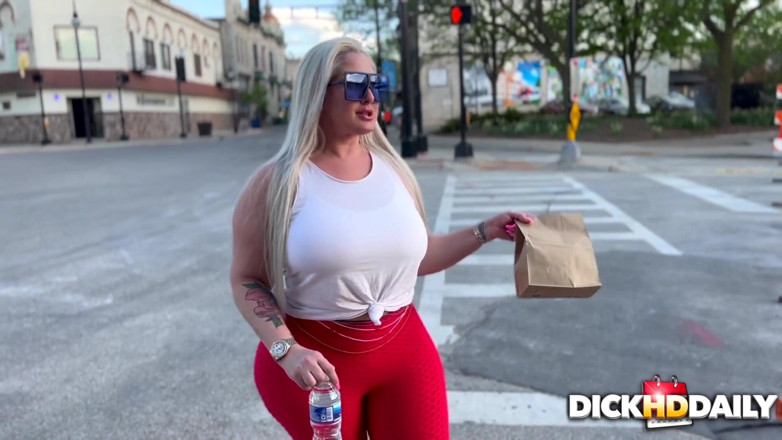 DickHerDownDaily: Dani dicrot saat makan siang