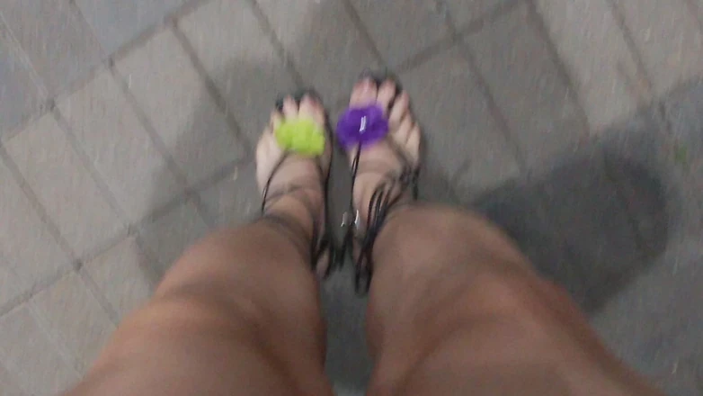 JonasBen: 娘娘腔素人熟女在户外的夜间单人自慰与屁股上的物体