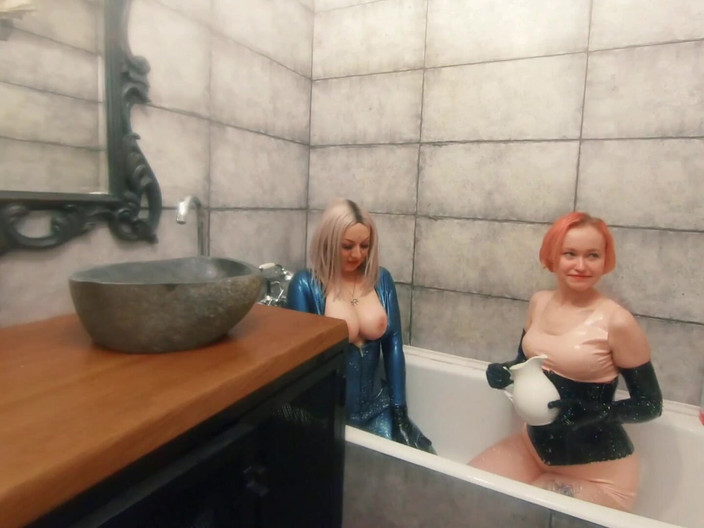 Arya Grander: Mandi bersantai di Getah Lateks Dengan Susu, Video Fetish Lucu...