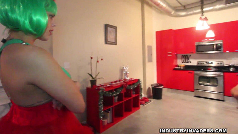 Naked Hustlers: Queen Elf