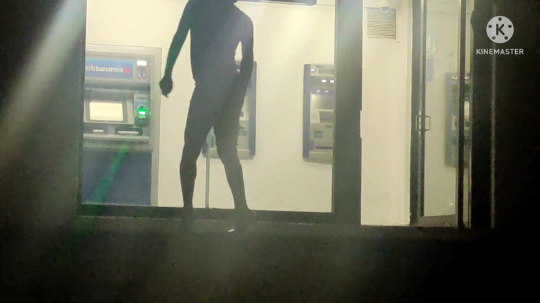 Traviezisha: Sissy in sletterige jurk masturbeert 's nachts haar kont in een...