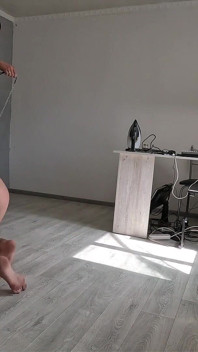 Slavin op handen en voeten vernederd, met een halsband en getraind als een