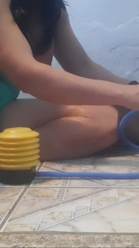 Striptis Minyak provokatif dan orgasme pam kaki