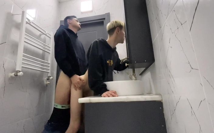 Nick Lewis: Des gays sexy baisent dans la salle de bain