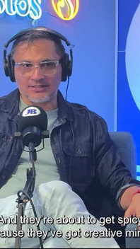 Lesbico ikilisi juan bustos podcast'inde makinesine binerek orgazm oluyor