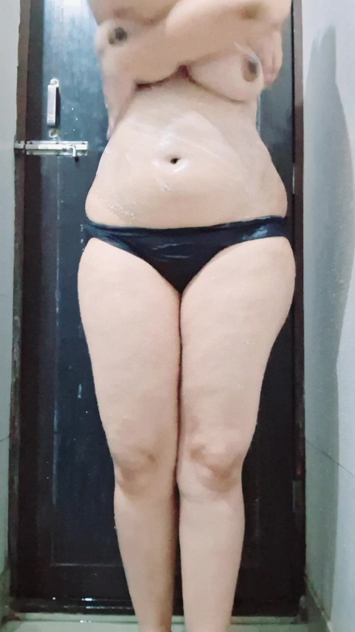 Riyathakur: Heißes indisches desi-mädchen sexy badezimmerbad