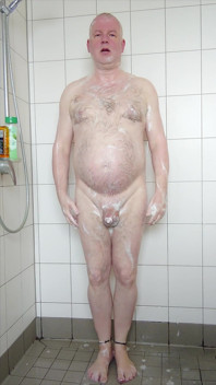 Se Savonner Et Prendre La Douche Sous La Douche