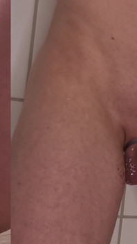 Vet dildo onder de douche laat twink lul druppelen van sperma