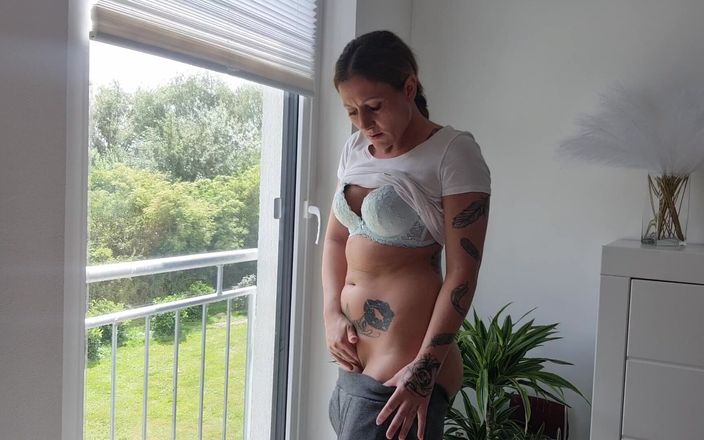 SpicyKylieFoxx: Striptease en masturbatie voor de voyeur buurvrouw