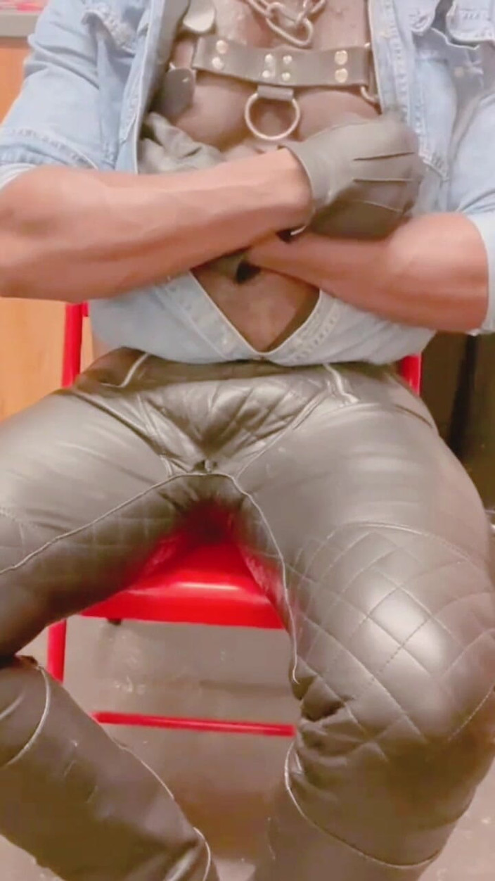 Black mature kinky muscle: Nevlastní otec s koženými svaly sólo hra na kozy