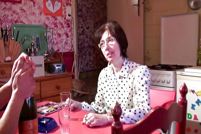 Planete Francaise: Une Française aux cheveux noirs fait jouir un mec comme...