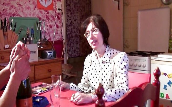 Planete Francaise: Chica francesa con cabello oscuro haciendo que un tipo se...