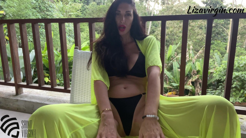 LizaVirgin: Mama vitregă are parte de un orgasm tremurător