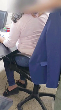 Berühmte Anwältin mit perfektem körper von einem Pizzaboten in ihrem büro gefickt, und sie war glücklich und schreite vor lust
