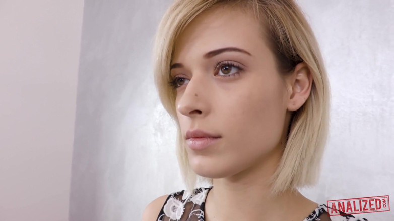 Analized: Blondynka Ria Sunn zostaje analnie zerżnięta przez dużego twardego kutasa