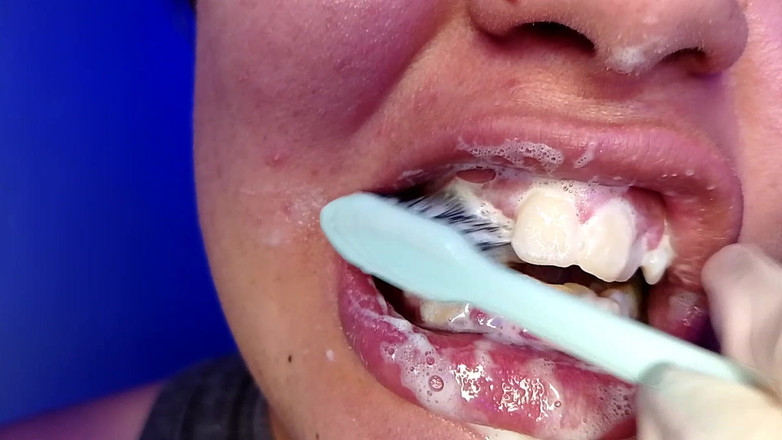 Elimoon: Îmi spăl dinții și îți arăt Dinții mei (prim-plan)