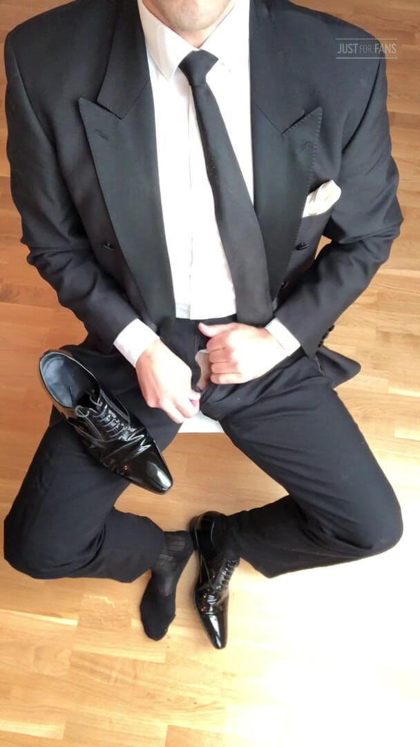 Master Shiny Shoes: Avrunkning i svart kostym