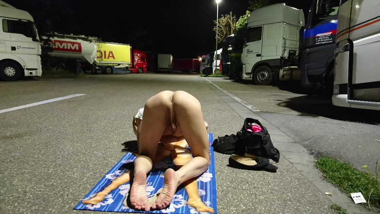 sweetfeet29: Kamyon koltuğunda soyunuyor ve mastürbasyon yapıyor