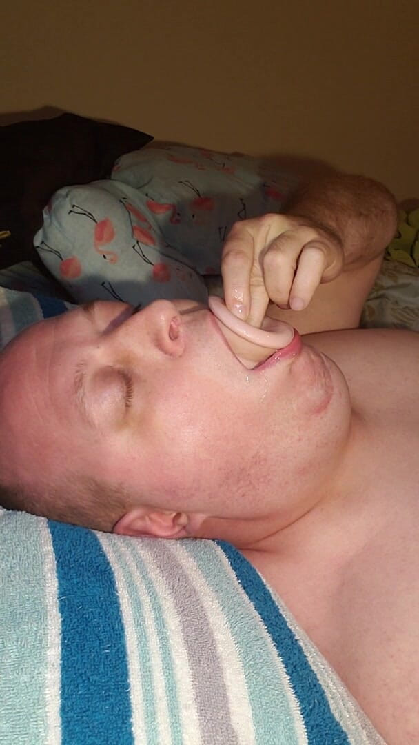 Charlieboy69: Encore une gorge profonde, énorme gode