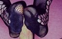 Coupl3fun: Labă amatoare cu picioarele în ciorapi din nailon cu ejaculări!