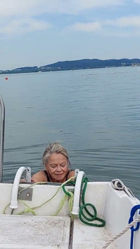 La Nonna Va a Nuotare Con Un Costume Sexy!