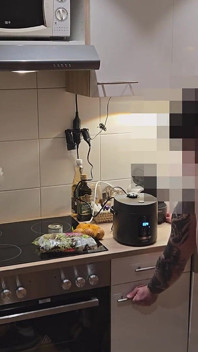 ストレートで好奇心旺盛な男スティーブンが、キッチンでの相互フェラの後、初めて裸でセックス