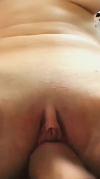 Pembimbing sorak Courtney James dikongkek dan dipancut muka secara eksplisit oleh lelaki ais krim