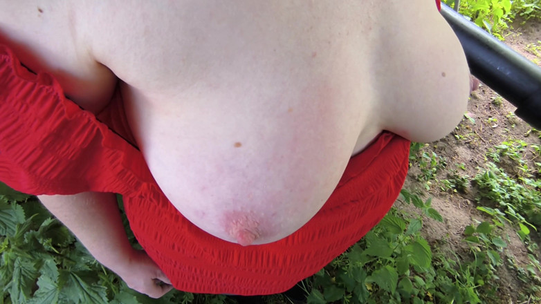 Bouncy Tits Action: 工房で胸を激しく叩く