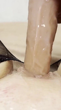 Cewek sange lagi asik masturbasi pakai dildo