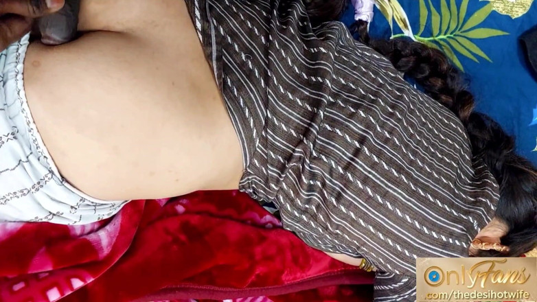 TheaDesiHotwife: Masturbando-se No Rabo Da Meia-irmã Enquanto Ela Não Está Acordada
