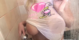 My Boobs: Tetek besar semula jadi dan puting besar Melissa membasahkan t-shirt...