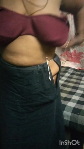 Benita sweety: Makcik desi India menunjukkan panas dan menghisap puting dirinya