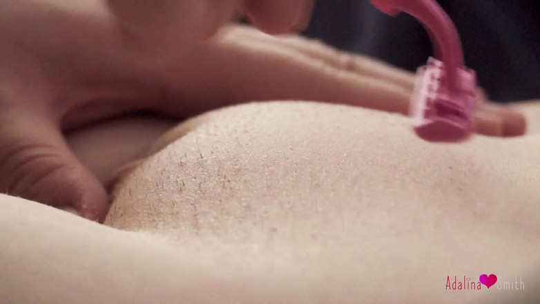 Adalina Smith: Romantické holení a dotýkání kundičky ve zpomaleném záběru