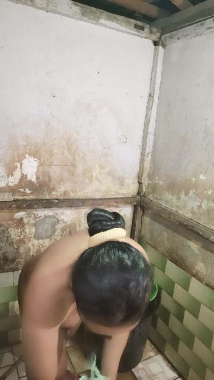 Rania: Ser styvsyster ta en dusch medan man onanerar