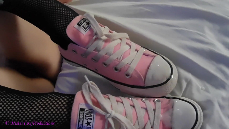 MrxMrsCox: Converse, adidași, tachinează pula și se fute personalizat