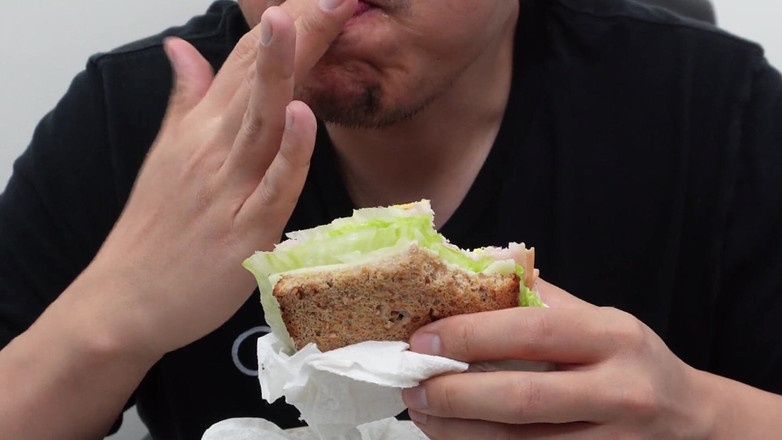 UnderXiaoQiang: Asmr ragazzo asiatico sborra mangiare colazione sandwich