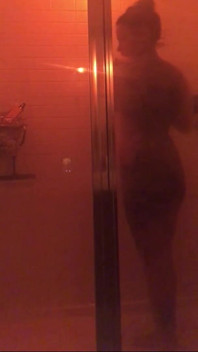 Cewek sange ini lagi asik muasin memeknya sendirian di kamar mandi