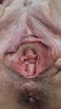 Berbogel di luar, menganga pepek saya dalam rakaman dekat dan kencing