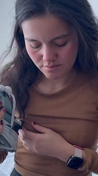 Kvinnan rör vid sig själv och har orgasmer som rör, luktar och känner fötterna