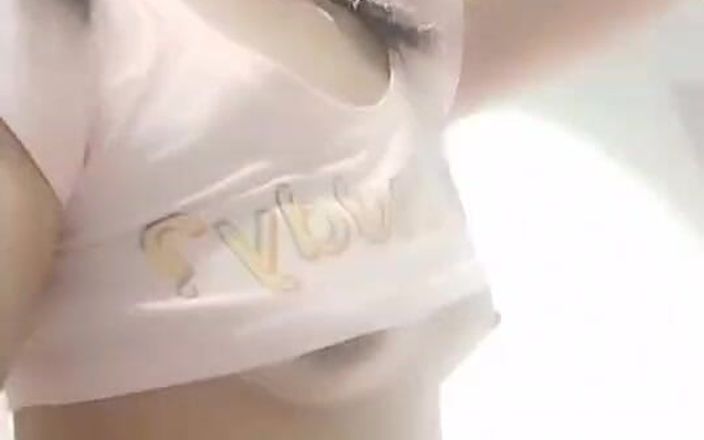Lucky Kik: Lickykik kleid sexy, pinkelt und fickt ihre kehle