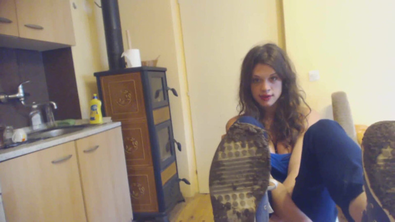 Foot Girls: Nastoletnia bogini chce, abyś wyczyścił jej brudne trampki