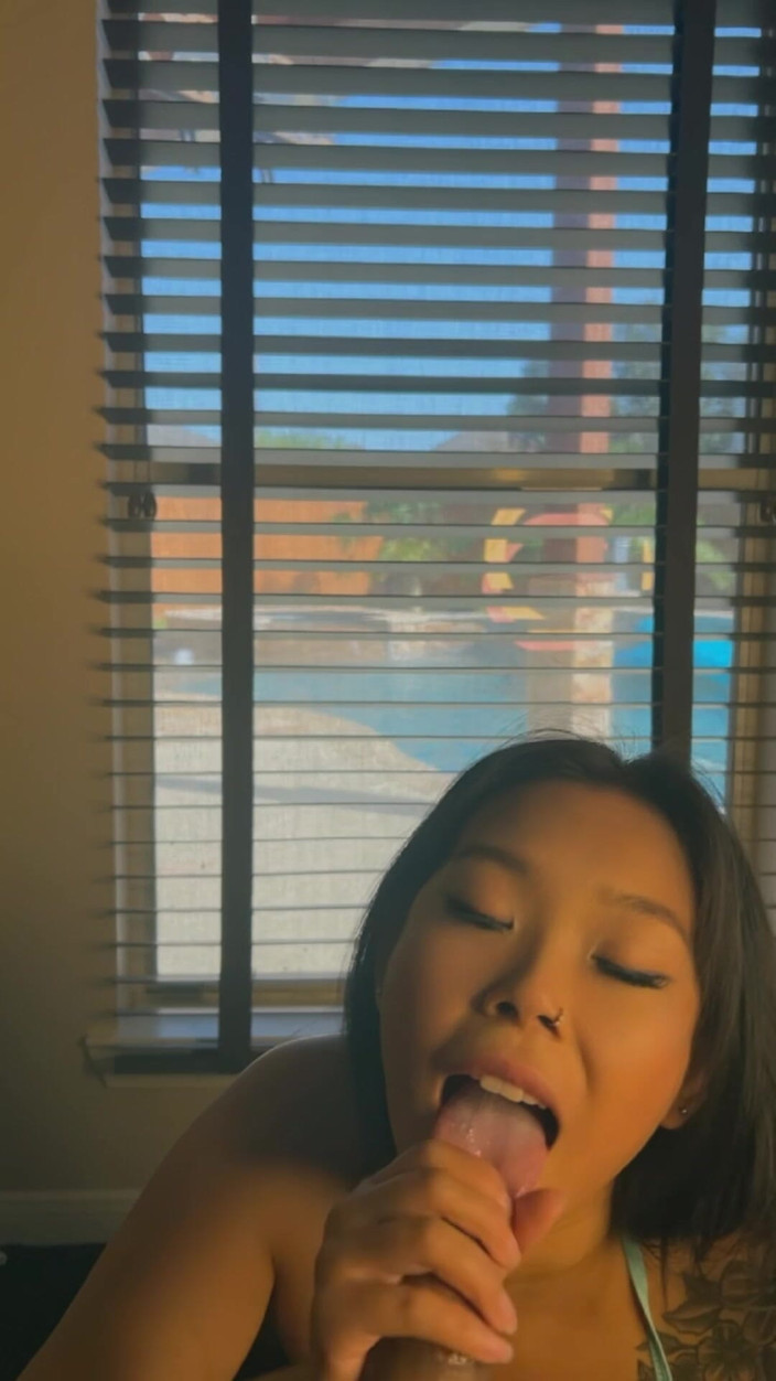 ThiccAsianMimi: Sexy asiática menina dando punheta e boquete enorme ejaculação