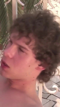 Videoclip exclusiv Fără prezervativ: futai în aer liber cu doi tipi homosexuali dornici de pulă