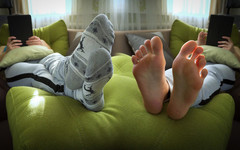 Teasecombo 4K: Gorąca dziewczyna drażni jej seksowne stopy prawdziwe amatorskie domowe