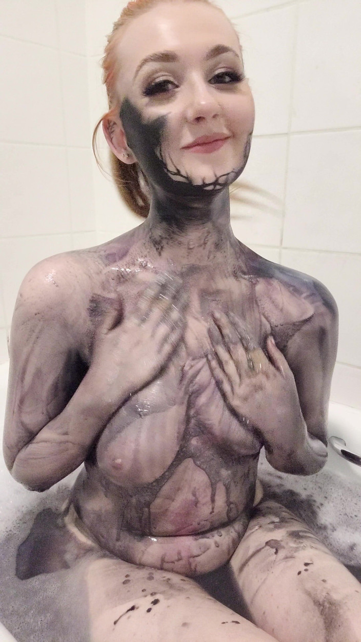 Em Yang: Gwenom farby do ciała usuwanie kąpieli i chwytanie cycków