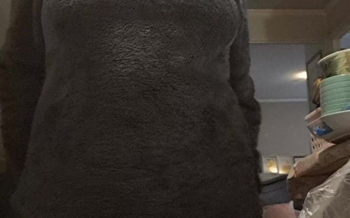Mommy big hairy pussy: Matrigna senza mutandine nella cucina calda