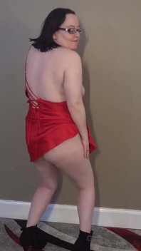 Tirando a roupa em lingerie de seda vermelha e botas de tornozelo