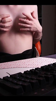 Snažím se nedělat žádný hluk, zatímco se přivádím k orgasmu