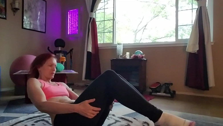 Aurora Willows: Quick chest and abs work out