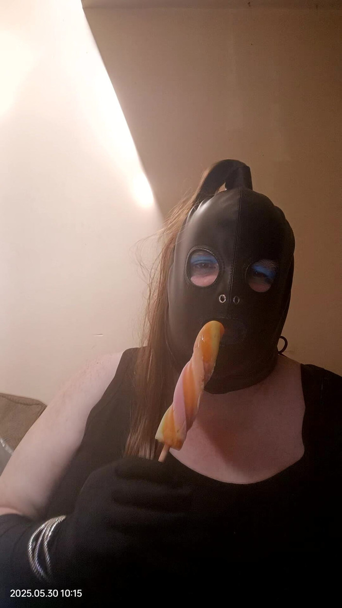 Stephanie-Nicole-TV: Een ijs lolly zuigen en praten over een rit op...
